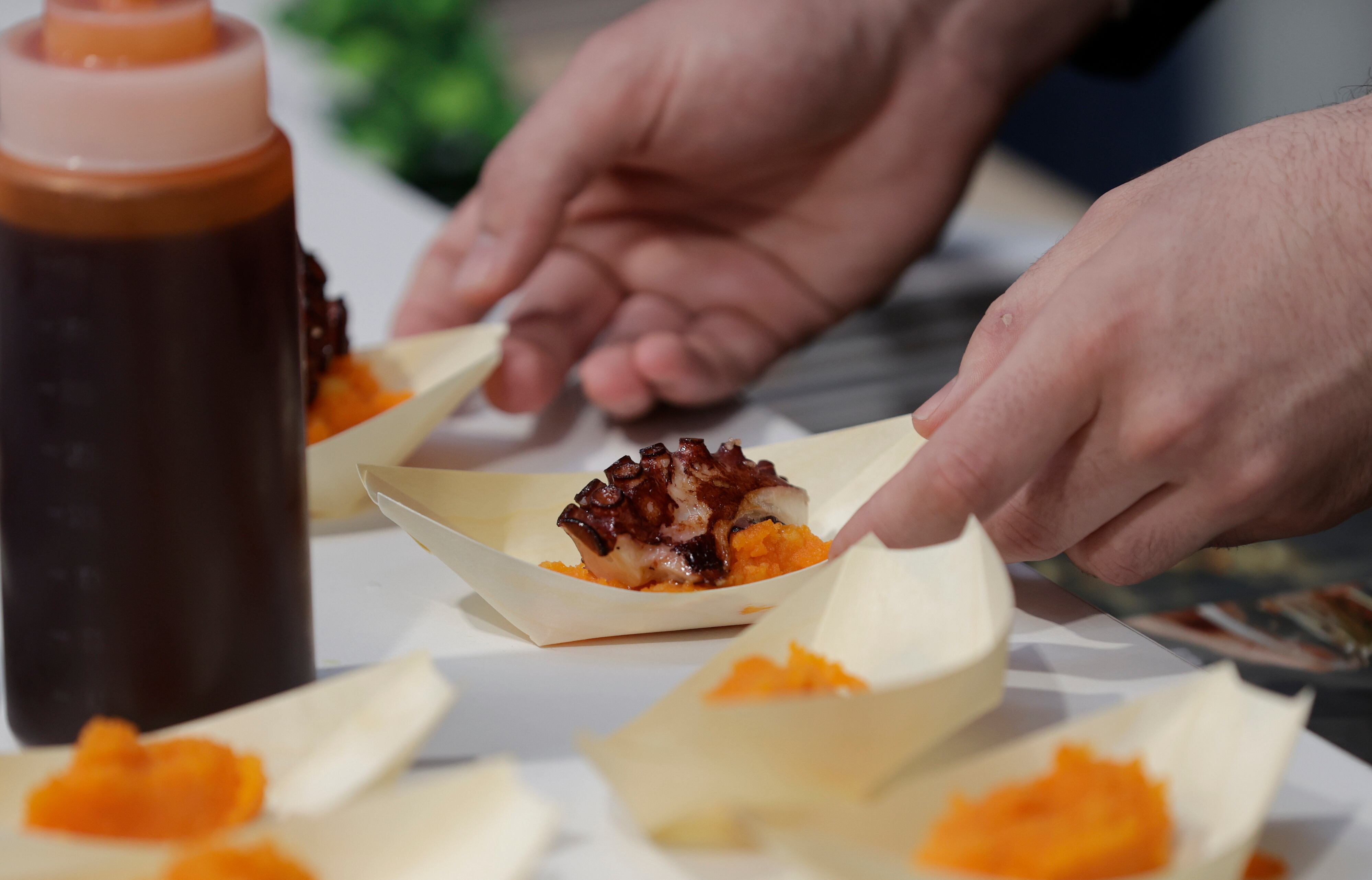 A CORUÑA, 08/04/24.- Emplatado de pulpo durante el Fórum Gastronómico de A Coruña, que reúne a 27 estrellas Michelin en una serie de jornadas de divulgación del mundo de la hostelería que se celebra hasta mañana martes. EFE/Cabalar