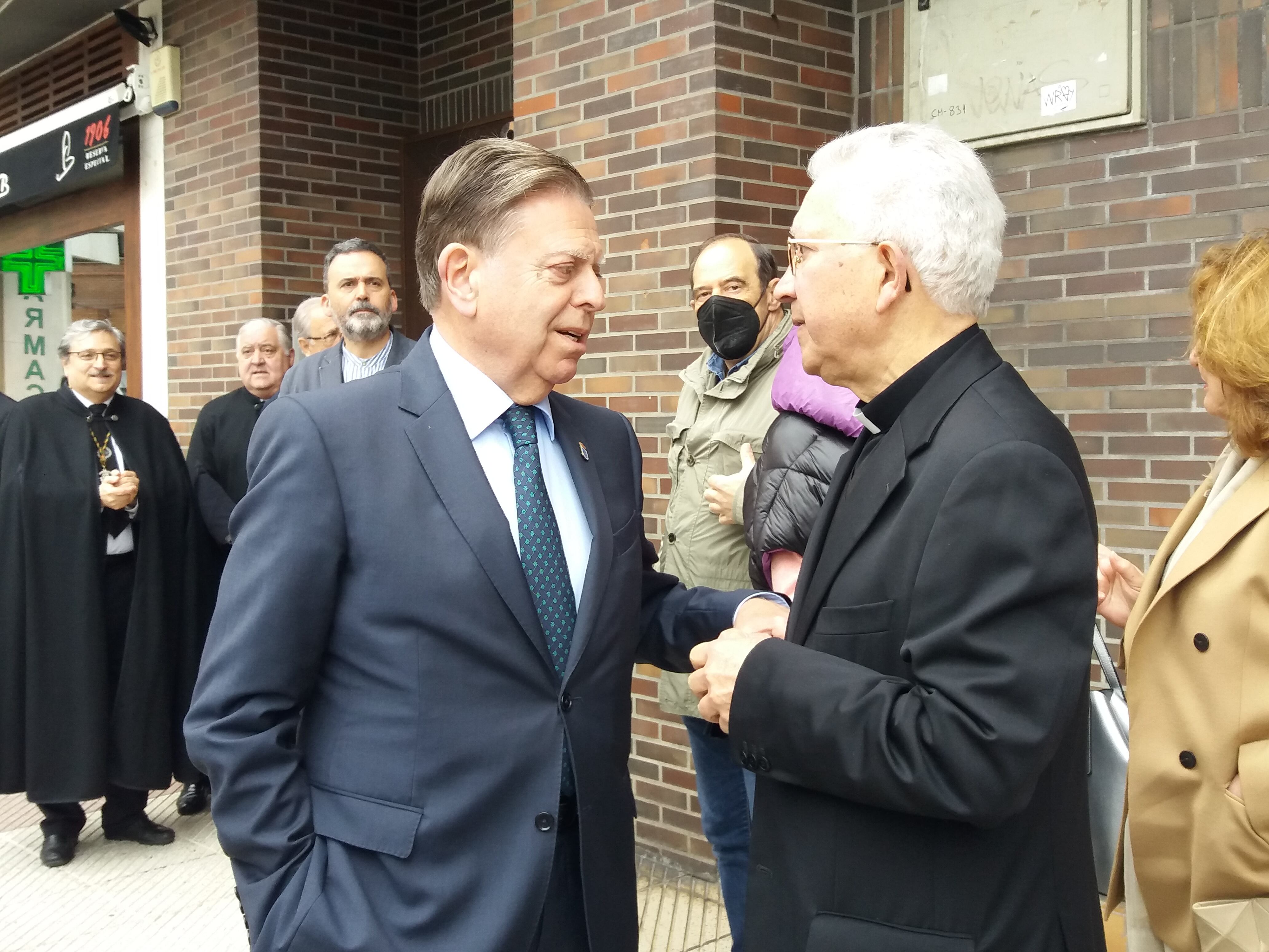 Alcalde y Deán charlan animadamente antes del descubrimiento de la placa