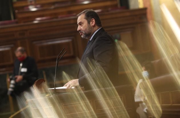 El ministro de Transportes, Movilidad y Agenda Urbana, José Luis Ábalos, interviene durante una sesión plenaria en el Congreso de los Diputados