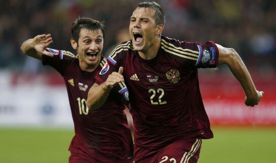 Russia&#039;s Artem Dzyuba (R) celebrates with team mate Alan Dzagoev after scoring against Sweden during their Euro 2016 group G qualification match at the Otkrytie Arena stadium in Moscow, Russia, September 5, 2015. REUTERS/Maxim Zmeyev