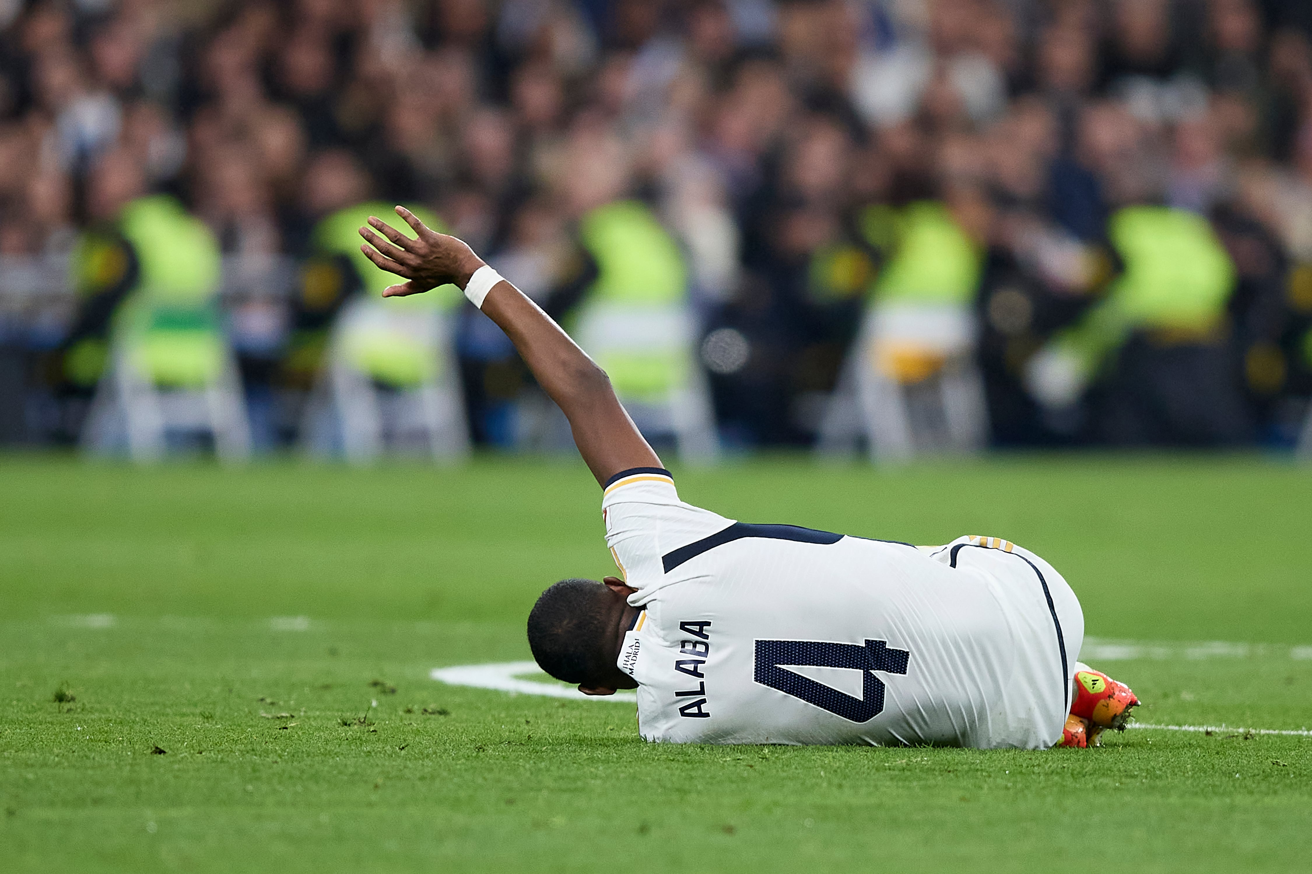 David Alaba se duele de su lesión en la rodilla izquierda durante el partido ante el Villareal