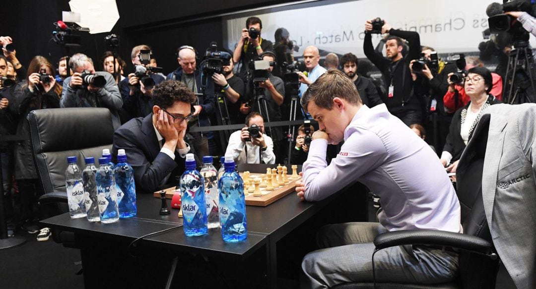 Caruana y Carlsen, cara a cara en las partidas de desempate del mundial de ajedrez.