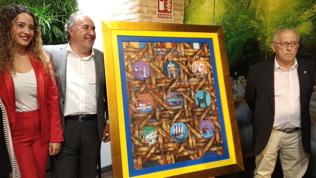 El presidente de Farolillo, Antonio Quintero (dcha) presenta el cartel junto al alcalde de Algeciras, José Ignacio Landaluce y la Reina Juvenil de la Feria Real 2019