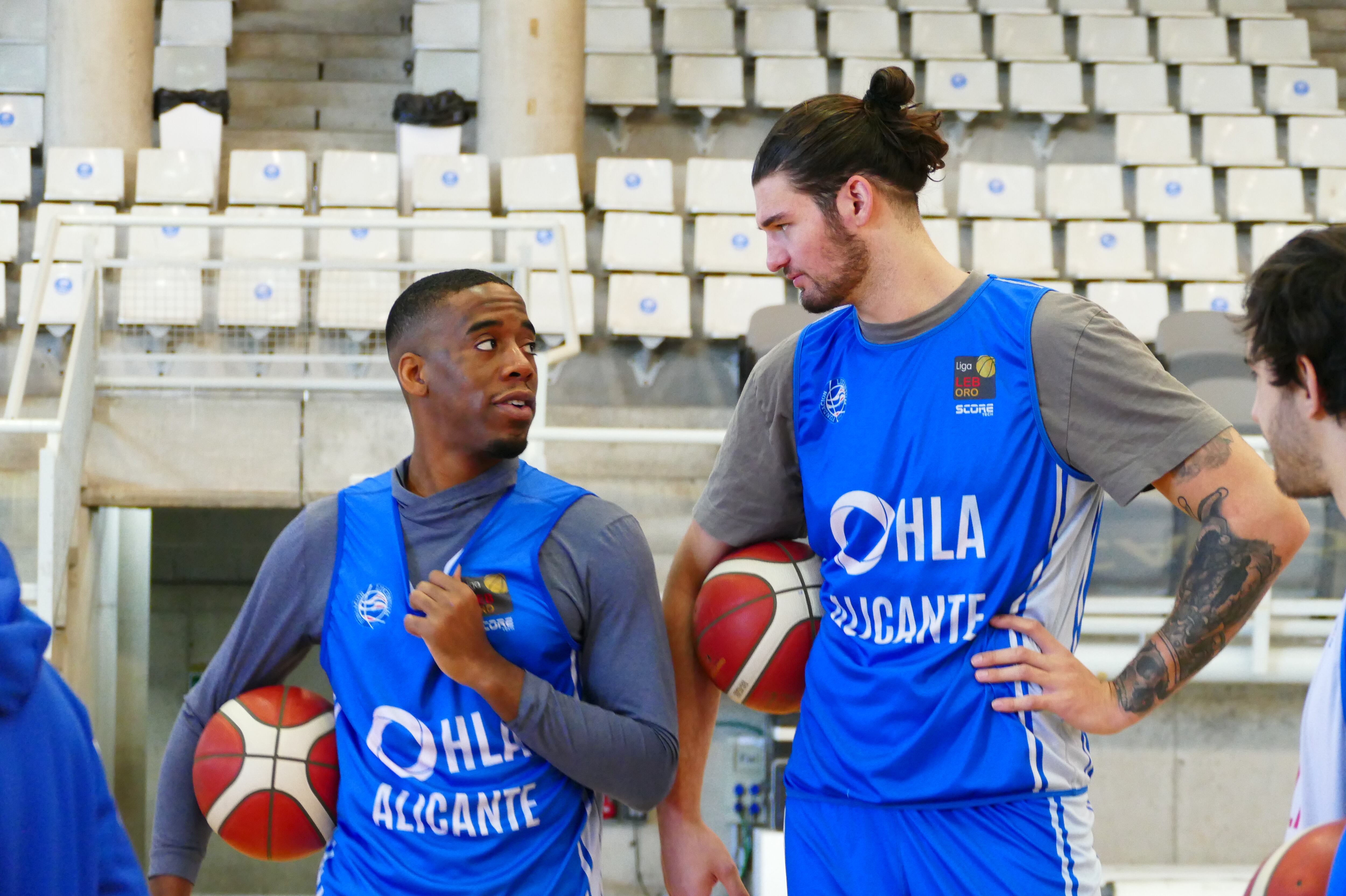 Zaid Hearst y Aaron Menzies en un entrenamiento en el Pedro Ferrándiz