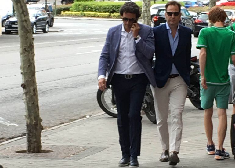 Juanma López entrando en el Santiago Bernabéu