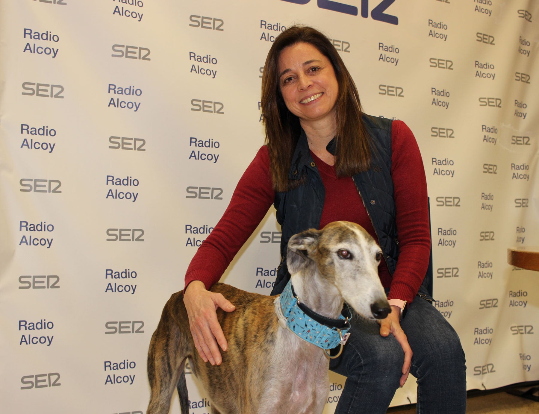 Carol Sánchez con su perrita Lola, en el estudio central de Radio Alcoy