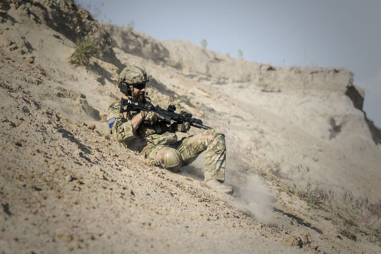 Un soldado efectua maniobras militares.