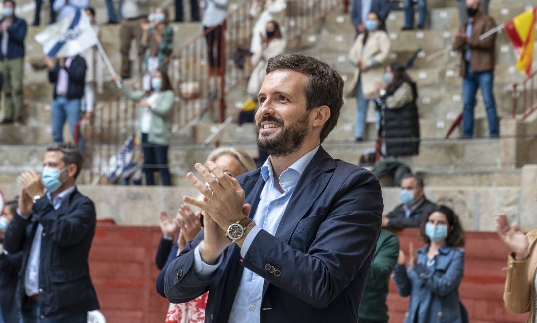 El líder del PP, Pablo Casado, en una corrida de toros.