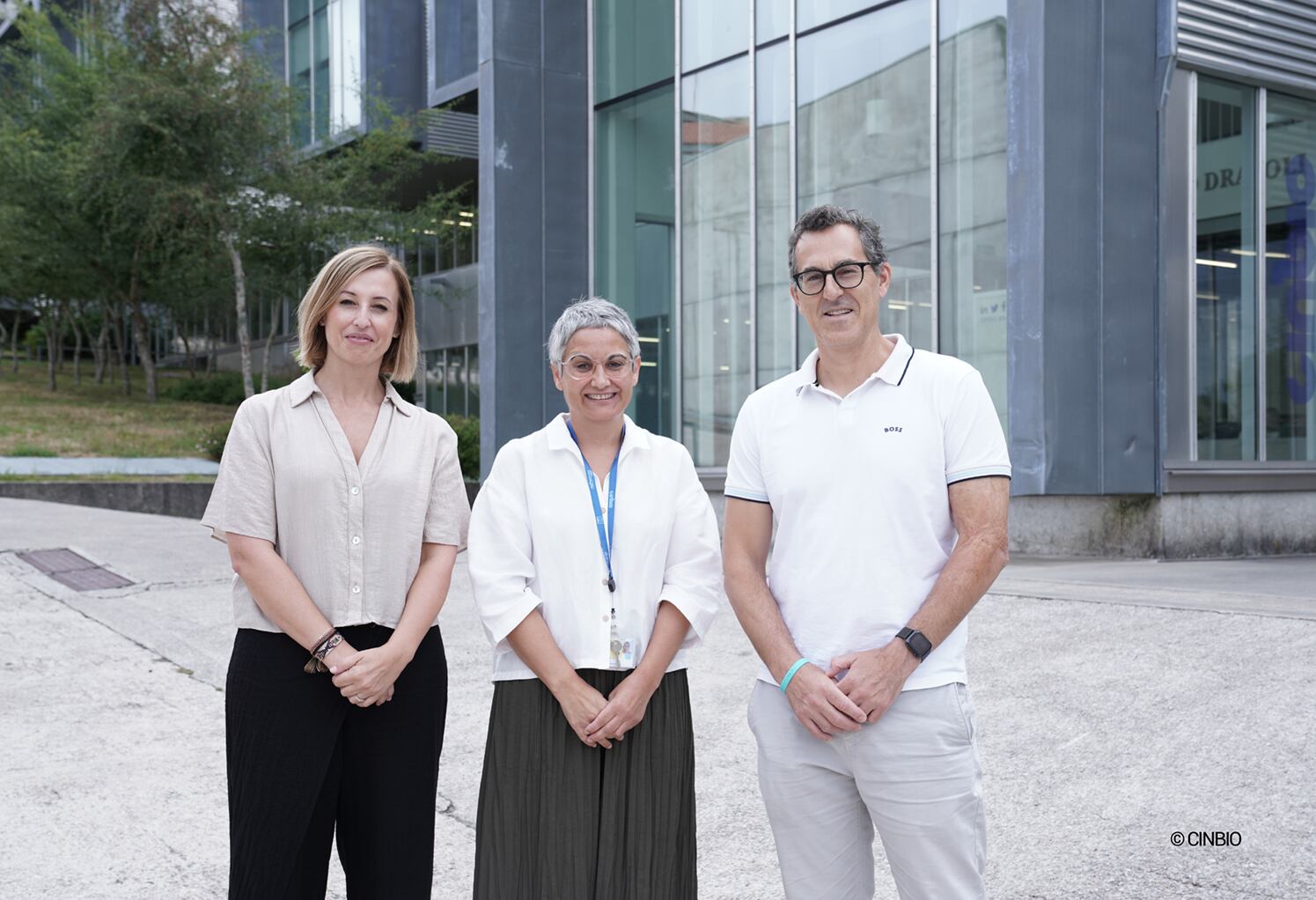 Eva Poveda, María Mayán y Miguel Correa en el exterior del CINBIO