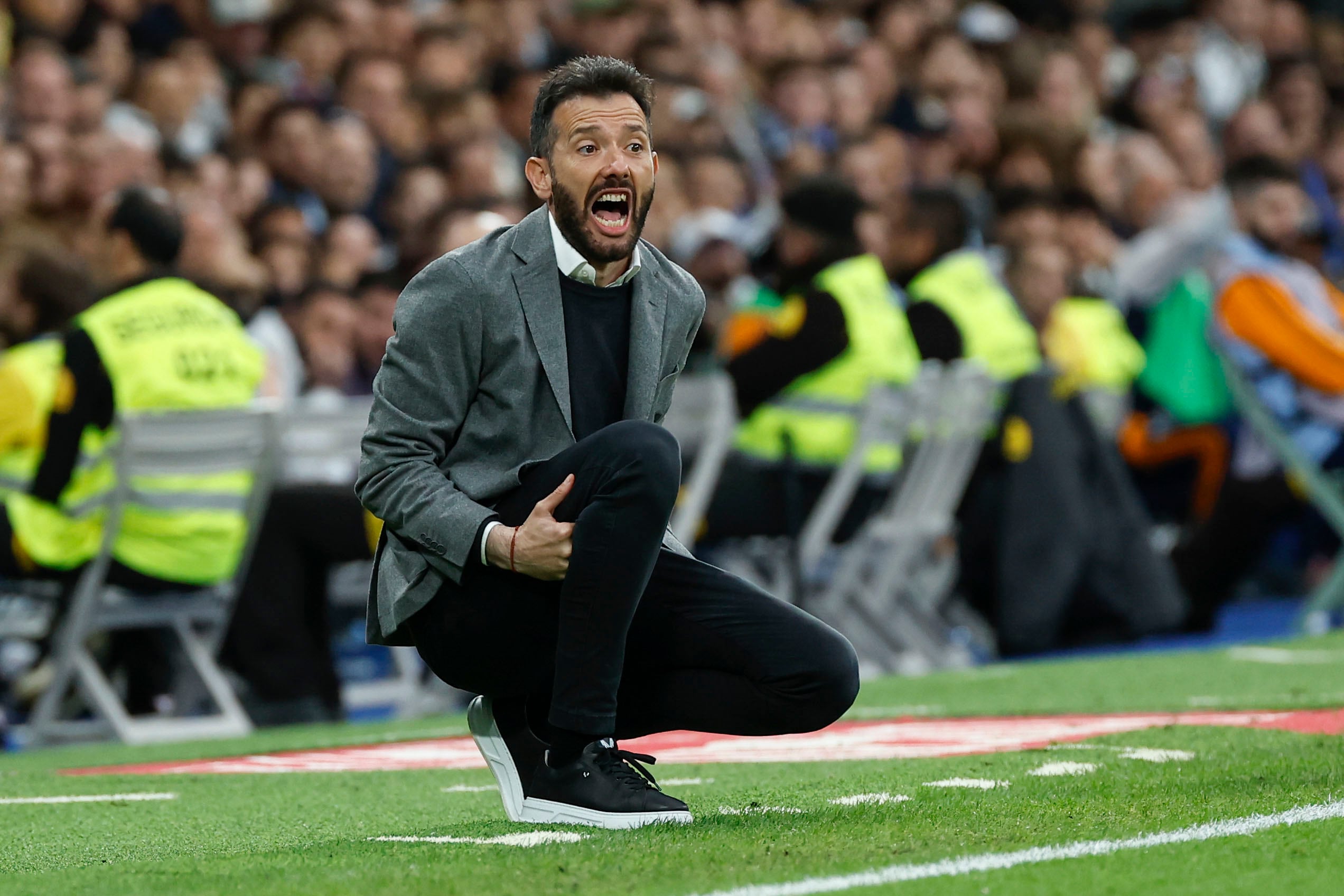 MADRID, 05/04/2025.- El entrenador del Valencia, Carlos Corberán, durante el partido de LaLiga entre el Real Madrid y el Valencia disputado este sábado en el estadio Santiago Bernabéu en Madrid. EFE/Chema Moya