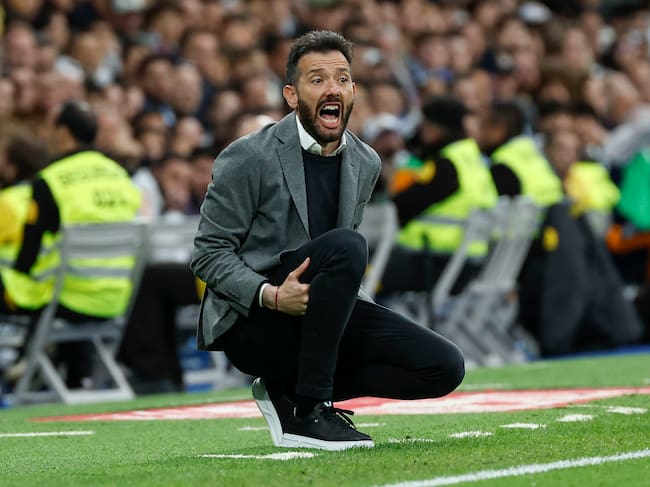 MADRID, 05/04/2025.- El entrenador del Valencia, Carlos Corberán, durante el partido de LaLiga entre el Real Madrid y el Valencia disputado este sábado en el estadio Santiago Bernabéu en Madrid. EFE/Chema Moya
