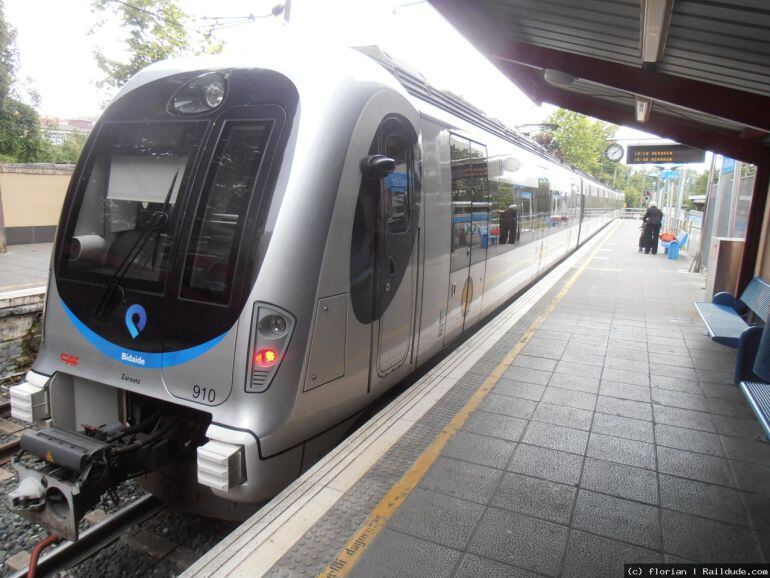 El &quot;topo&quot; saliendo de la estación de Colón sentido Hendaya.