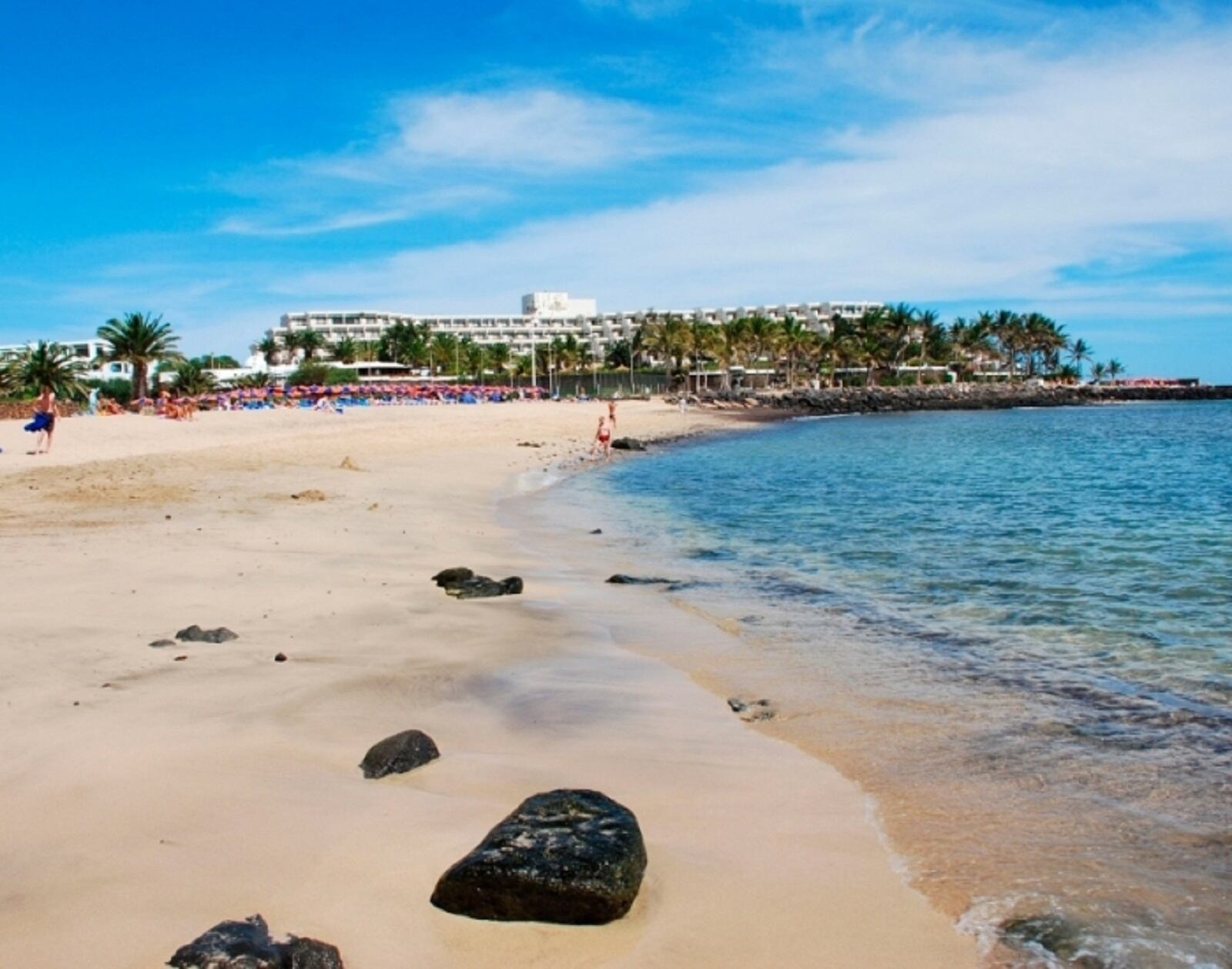 La playa de Las Cucharas, en el municipio de Teguise, revalida su Bandera Azul.