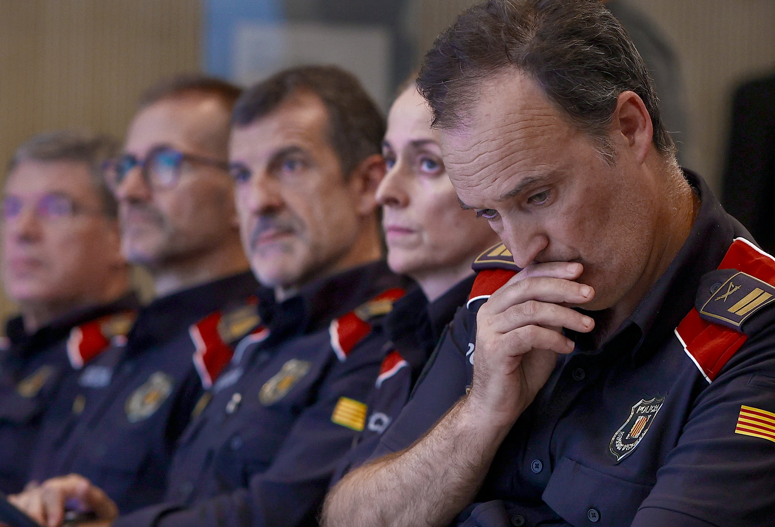 El comisario jefe de los Mossos d,Esquadra, Eduard Sallent (d), durante la rueda de prensa ofrecida ante las críticas por su actuación en la fuga del expresidente Carles Puigdemont