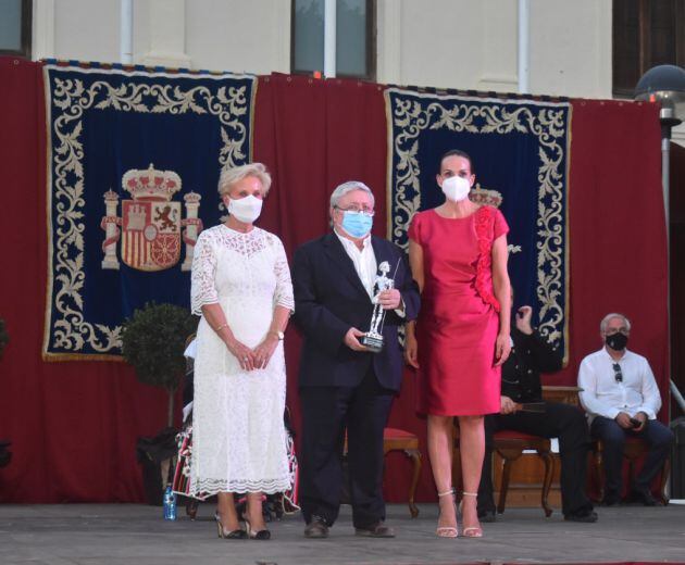 Germán Martínez y Carmen Quintanilla de Afammer, junto a la alcaldesa Eva María Masías, tras recibir el reconocimiento