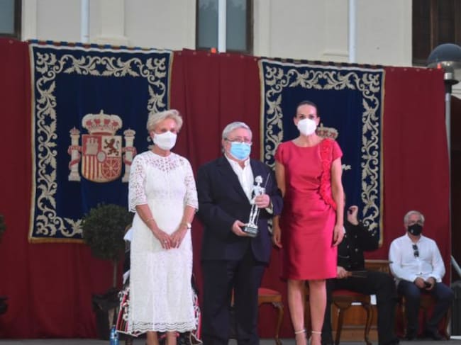 Germán Martínez y Carmen Quintanilla de Afammer, junto a la alcaldesa Eva María Masías, tras recibir el reconocimiento