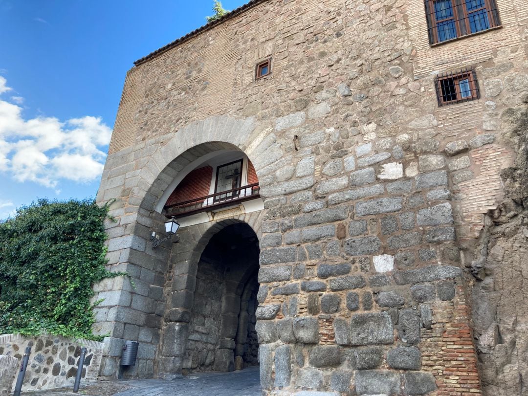 La Puerta de Valmardón está situada al lado del Cristo de la Luz. Lo que se ha puesto en valor es lo situado en el centro de la fotografía, donde se ve la imagen de un Cristo de 1941