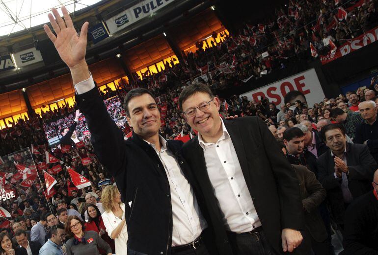 Pedro Sánchez y Ximo Puig durante un mitin en Valencia