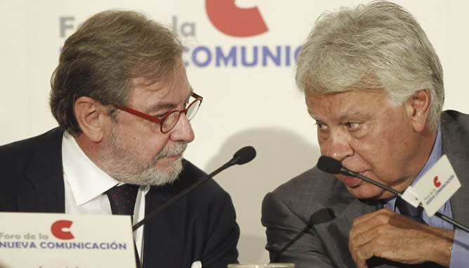 El presidente de PRISA, Juan Luis Cebrián (i), conversa con el expresidente del Gobierno Felipe González, momentos antes de intervenir hoy en un desayuno informativo organizado en Madrid por el Foro de la Nueva Comunicación.