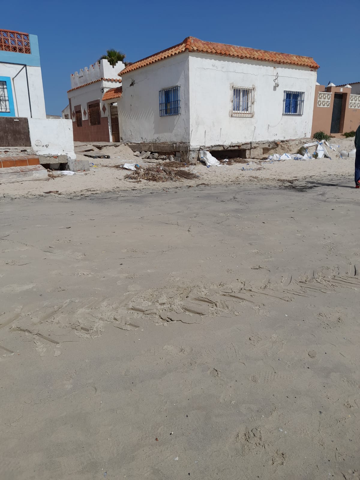 Daños provocados por la continua desaparición de arena en la playa de El Rinconcillo