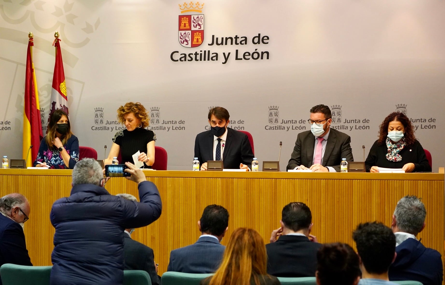 El consejero de Medio Ambiente, Vivienda y Ordenación del Territorio, Juan Carlos Suárez-Quiñones, acompañado por los representantes sindicales y empresariales del Diálogo Social, informa sobre la resolución de la convocatoria de ayudas al alquiler de vivienda 2021 en Castilla y León