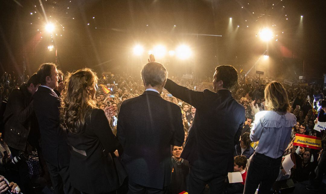 Pla general d'esquenes del president del PP, Pablo Casado, acompanyat del seu equip a l'escenari del Florida Park Retiro, l'11 d'abril de 2019 (horitzontal)