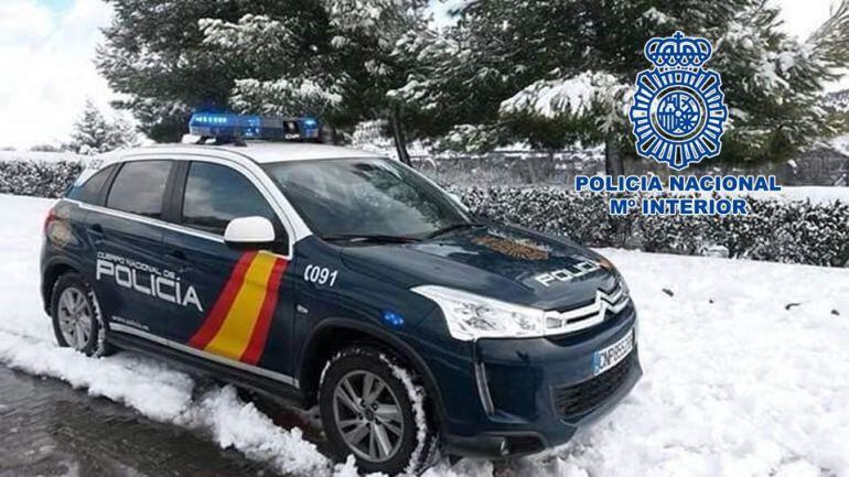 La Policía Nacional rescata a dos hombres atrapados por la nieve en la Sierra de Baza