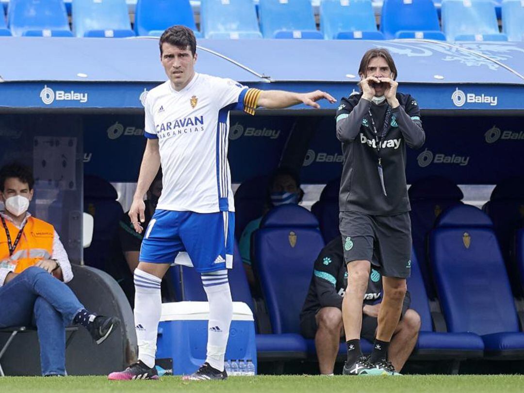 Alberto Zapater marca jugada antes de ejecutar una falta 