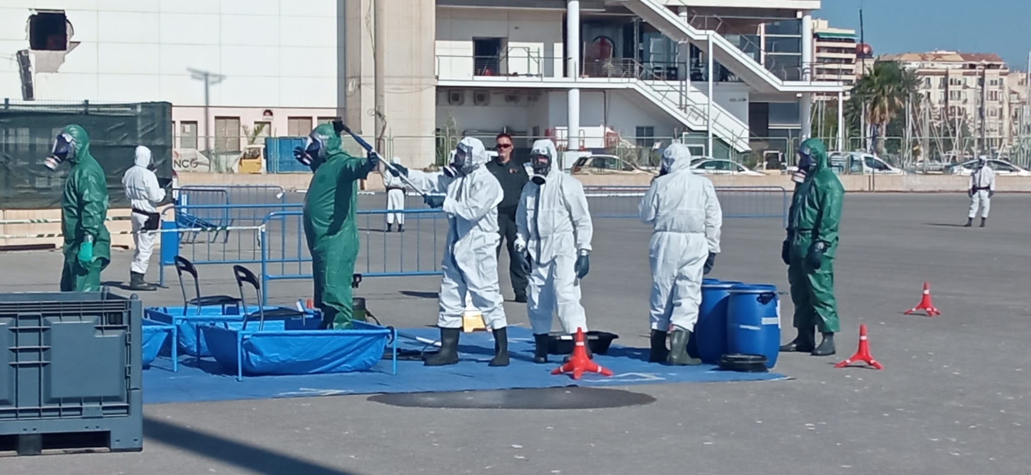 Agentes de la Unidad Central Operativa NRBQ, durante una prueba de accidente biológico en el puerto de Alicante