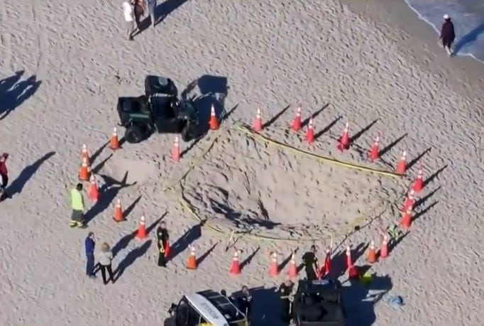 Muere una niña de 5 años tras caer en el agujero que cavaba en una playa junto a otro niño de 7, que está grave en Florida.