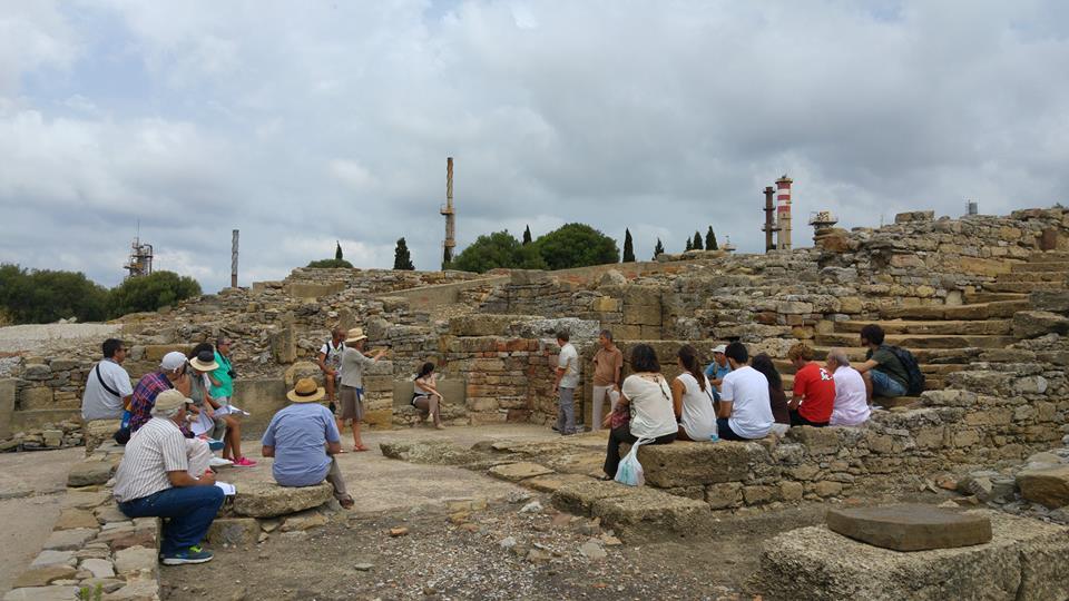 Una visita al yacimiento arqueológico de Carteia durante la celebración de uno de los seminarios de la UCA en los Cursos de Verano de San Roque