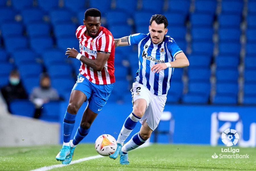 El Puma desborda durante el partido contra la Real Sociedad B.