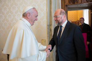 Fotografía facilitada por el diario de la Santa Sede, &quot;L&#039;Osservatore Romano&quot;, que muestra al papa Francisco y al presidente de la Eurocámara, Martin Schulz