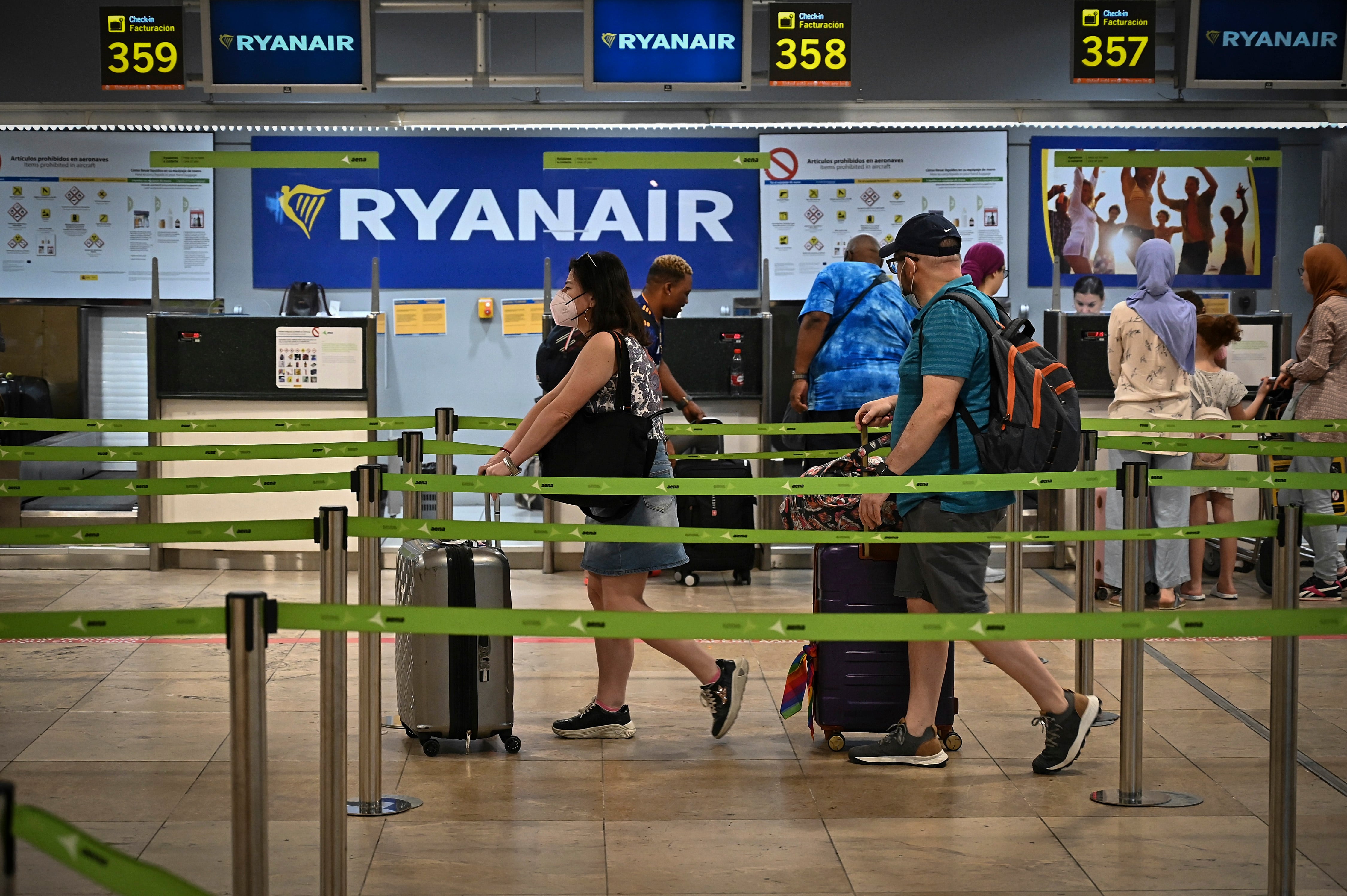 GRAF4636. MADRID, 25/07/2022.- Varios pasajeros facturan sus maletas en los mostradores de Ryanair este lunes en el aeropuerto Adolfo Suárez Madrid-Barajas durante la primera jornada de huelga de las cuatro a la que están convocados esta semana los tripulantes de cabina de pasajeros en Ryanair por los sindicatos USO y Sictpla. EFE/ Fernando Villar