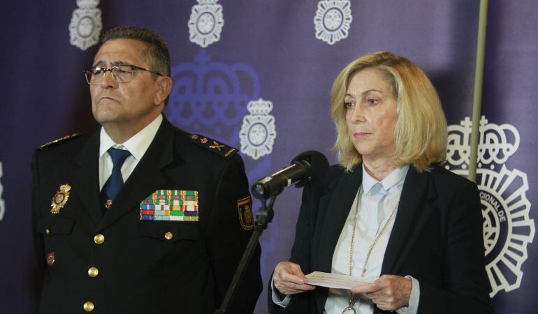 La delegada del Gobierno en Madrid, Concepción Dancausa, junto al jefe superior de la Policía de Madrid, Alfonso Fernández, durante la rueda de prensa que ha ofrecido para explicar una operación en la que se ha detenido a un grupo de atracadores de bancos