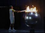 El exatleta brasileño Vanderlei Cordeiro de Lima sostiene la llama olímpica en la ceremonia de inauguración de los Juegos Olímpicos Río 2016.