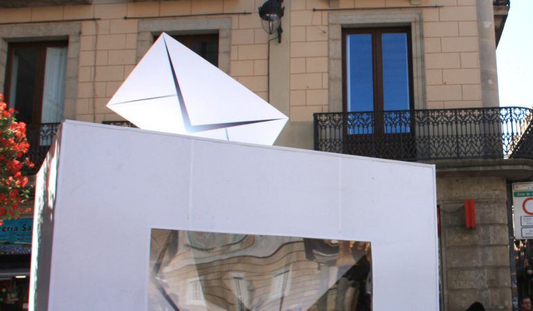 Urnes a peu de carrer. 