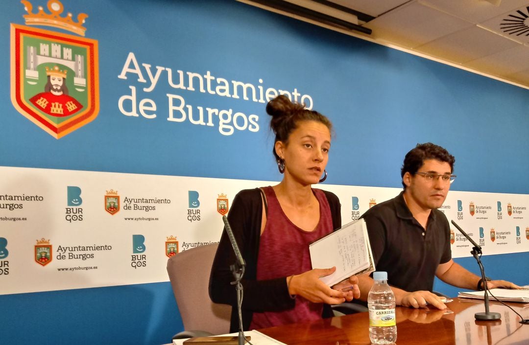 Los concejales de Podemos en el Ayuntamiento de Burgos que dejaron el grupo de Imagina, Balnca Guinea y Raúl Salinero