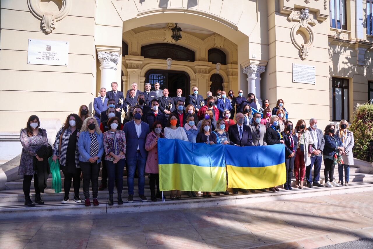 Minuto de silencio ante el Ayuntamiento de Málaga