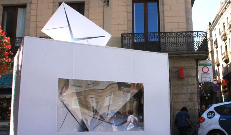 Urnes del 9N col·locades a la via pública.