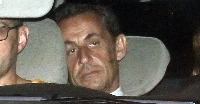 Sarkozy fue trasladado en un coche de la Policía tras declarar durante quince horas