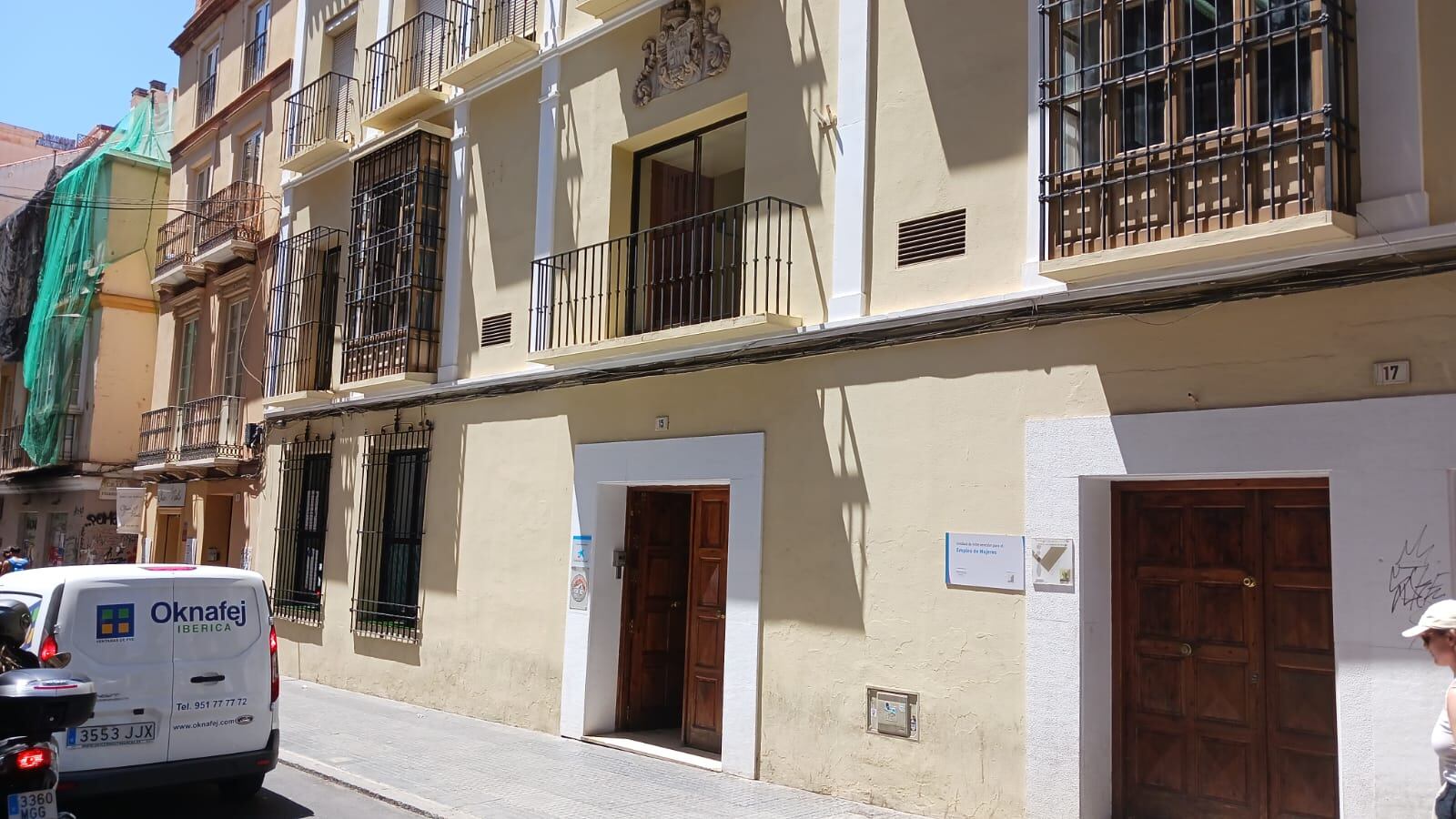 Edificio de la calle Ollerías de Málaga, sede de la ONG Málaga Acoge, que se ha vendido a un fondo para hacer pisos turísticos de lujo