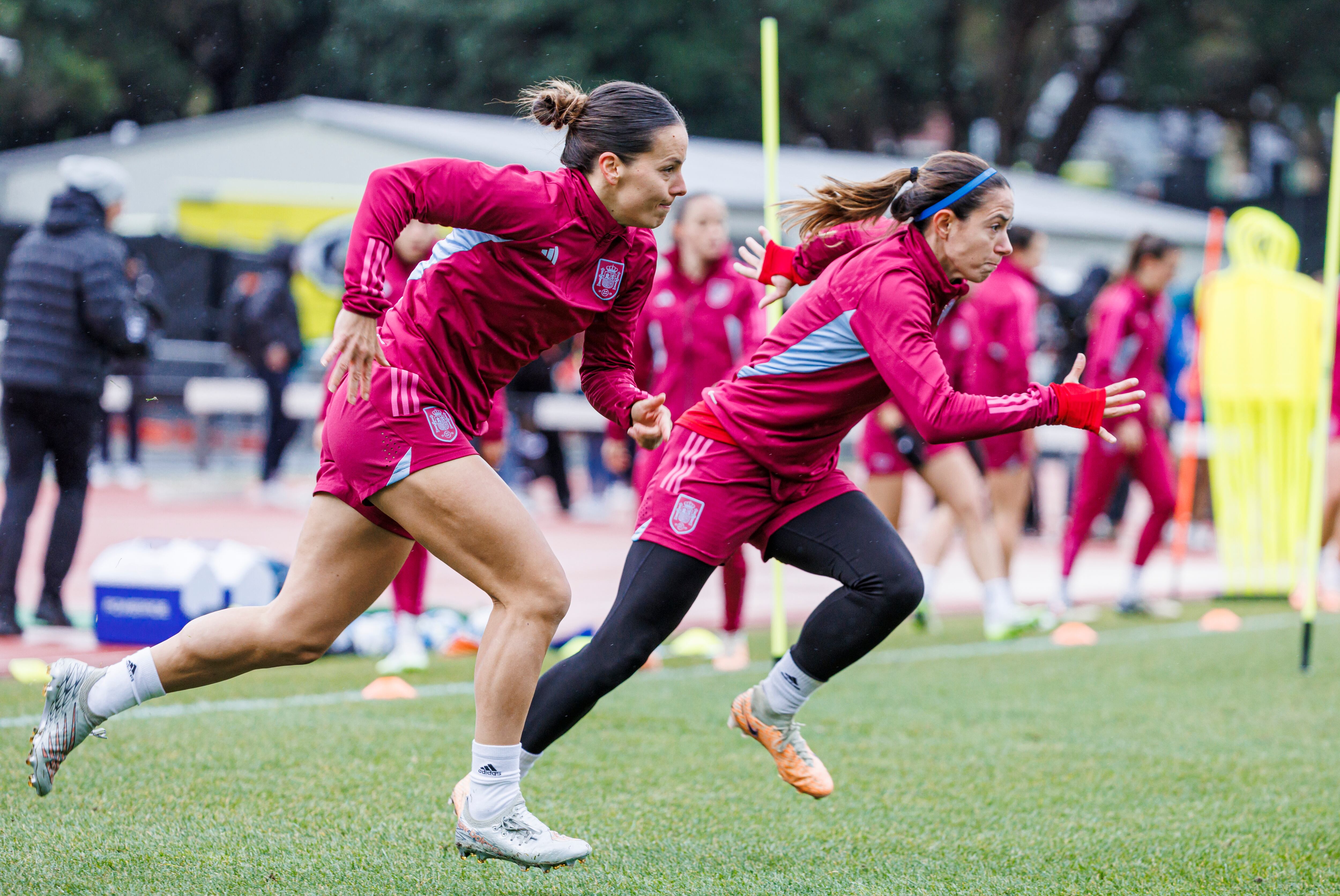 WELLINGTON, 10/08/2023.- La centrocampista Claudia Zornoza (i) y la defensa Rocío Gálvez (d) durante el entrenamiento de la selección española femenina de fútbol en Wellington, este jueves. Con el grupo completo, la selección española concluyó este jueves en Wellington su preparación de cara al partido frente a Países Bajos mañana por los cuartos de final del Mundial femenino de Australia y Nueva Zelanda. Bajo la copiosa lluvia y un frío intenso de cinco grados, las 23 jugadoras ultimaron los ajustes finales para su principal desafío en lo que va del campeonato en el estadio Newtown Park de la capital neozelandesa. EFE/ Pablo García/RFEF SOLO USO EDITORIAL/SOLO DISPONIBLE PARA ILUSTRAR LA NOTICIA QUE ACOMPAÑA (CRÉDITO OBLIGATORIO)