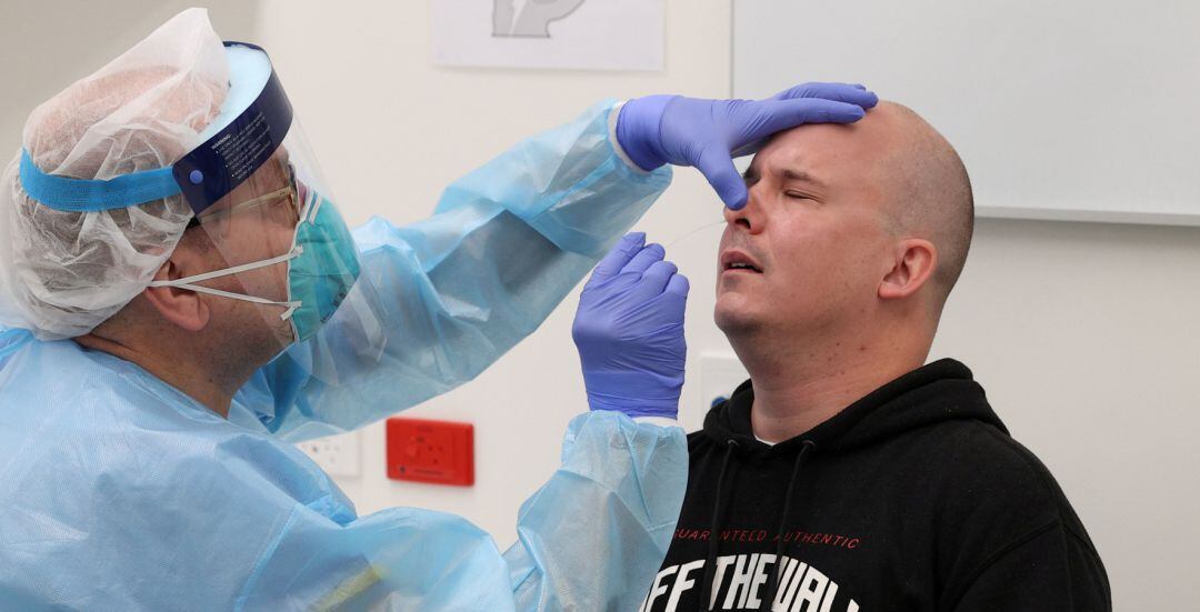 Un enfermero realiza un test de coronavirus a un hombre.