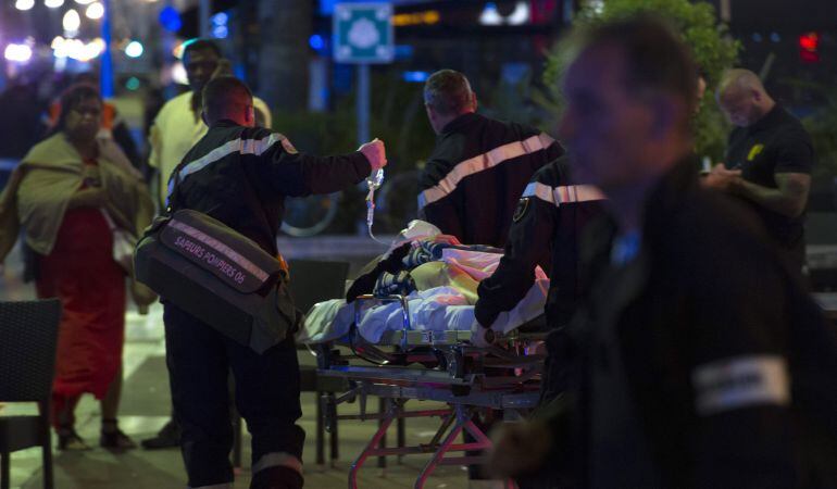 Heridos son evacuados del lugar en donde un camión chocó contra la multitud durante las celebraciones del Día de la Bastilla en Niza, Francia.