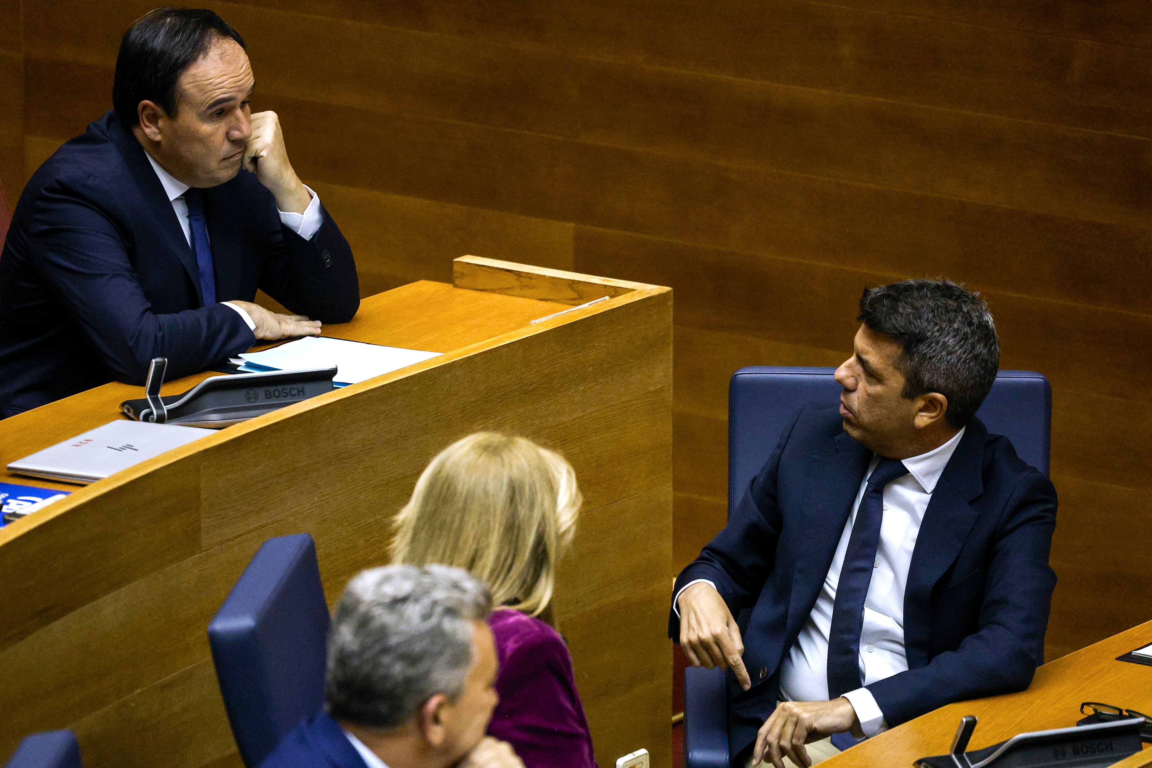 Juanfran Pérez Llorca (i), conversa con el expresident de la Generalitat Carlos Mazón 