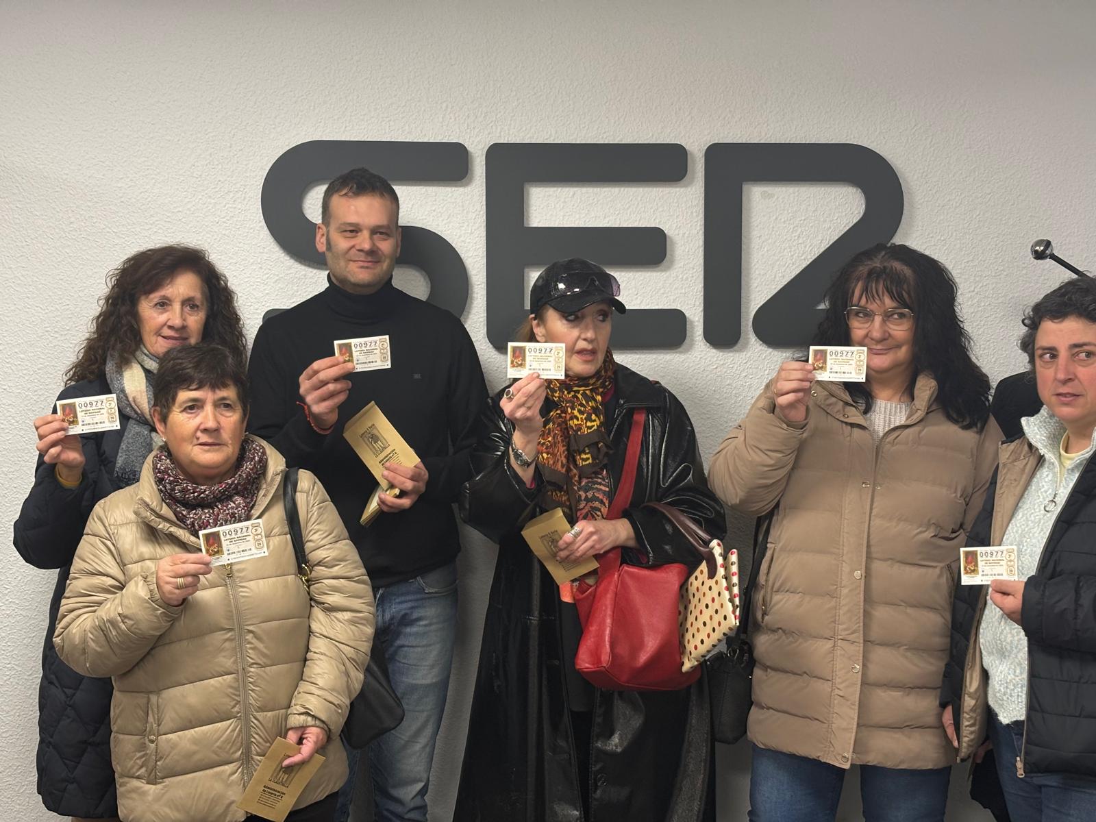 Afortunadas oyentes, con su décimo del 00977, junto a Rafa, de Loterías La Claustrilla, en SER Soria.