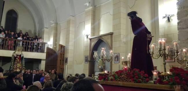 Acto en el interior del templo con las dos tallas tras la suspensión