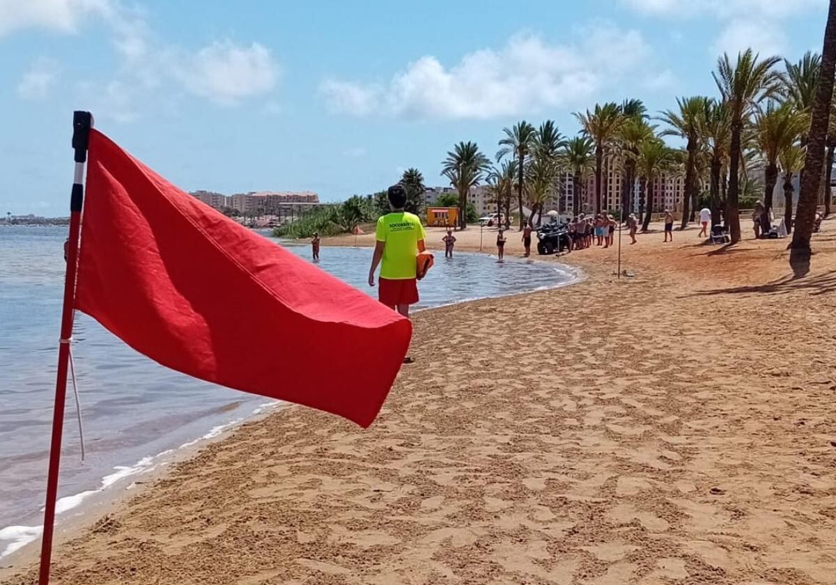 La bandera roja ondea este miércoles en la playa de Villas Caravaning