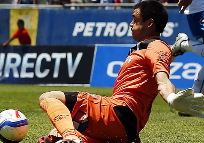 Toselli en plena acción defendiendo la portería de su actual club, Universidad Católica de Chile.